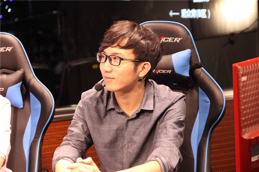 dota2现场:龙狗组合怒秀恩爱图片