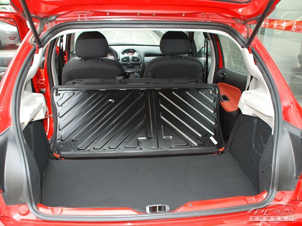 东风雪铁龙c2c2的后备箱盖尾端也有镀铬件装饰,还有装载着高位刹车灯