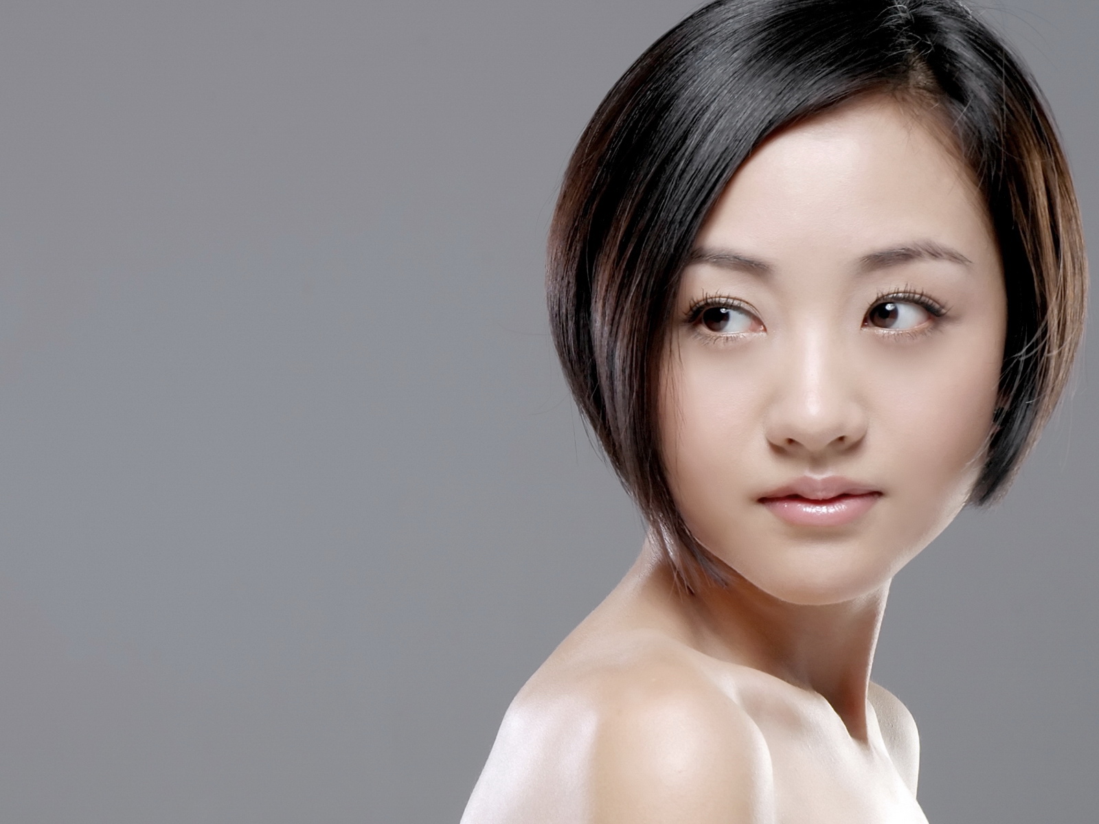 女演员杨蓉穿低胸晚礼服勾勒成熟魅力好身材（2/10） - 图片 - 名腿网